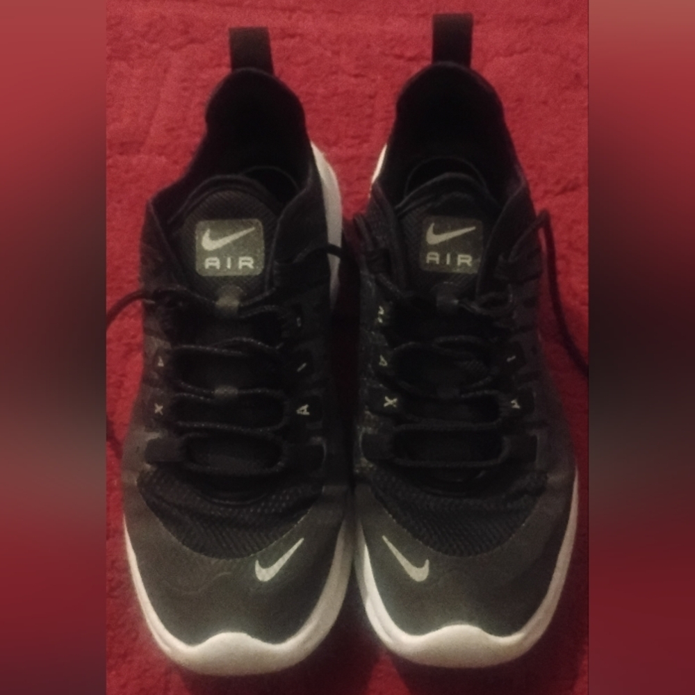 Women's Nike Air Max Axis Size 9